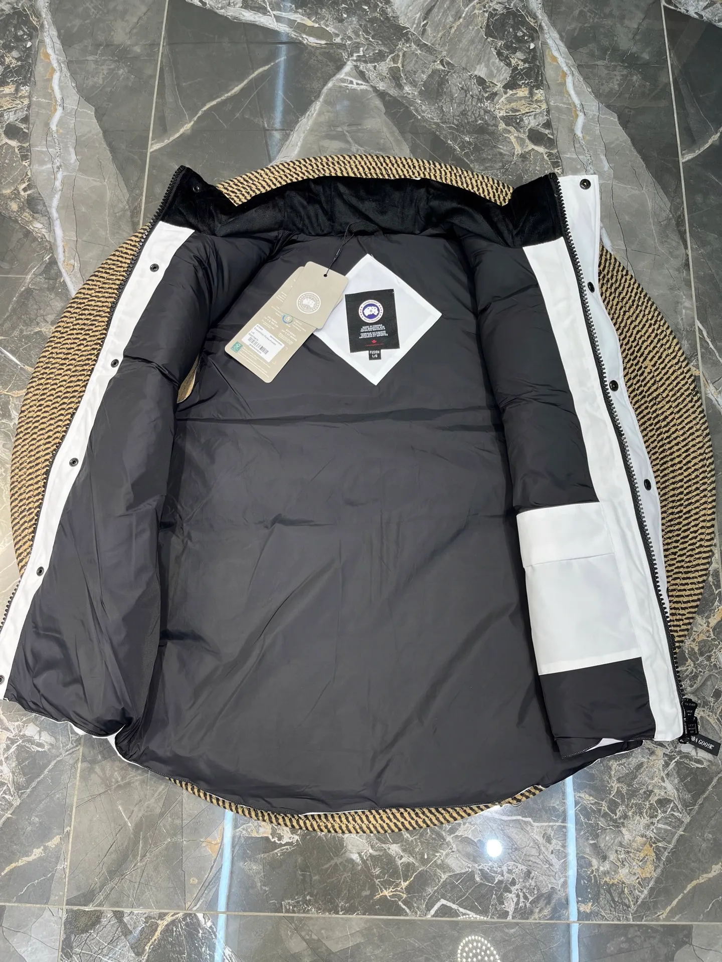 P380 🇨🇦Canada Goose""🇨🇦🌟 (pure white, non-returnable) Garson down vest has always been recognized as the warmest down jacket. Various Instagram celebrities, Internet celebrities, and celebrities often wear it for street photos. I make Canada Goose every year, but I still can't get rid of my love for it. No matter how cold the days are, there is no need to be afraid, because there is! Filled with 90% white duck down, it is the legendary warmest down jacket and is known as a must-have for Arctic outdoor sports! The most popular down jacket in the world, celebrities are rushing to buy it, it is a must-have!  Size: XS to 2XL